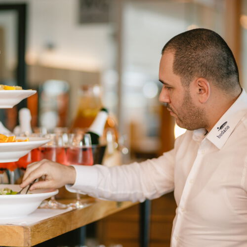 Mann bereitet Limetten für Cocktails vor