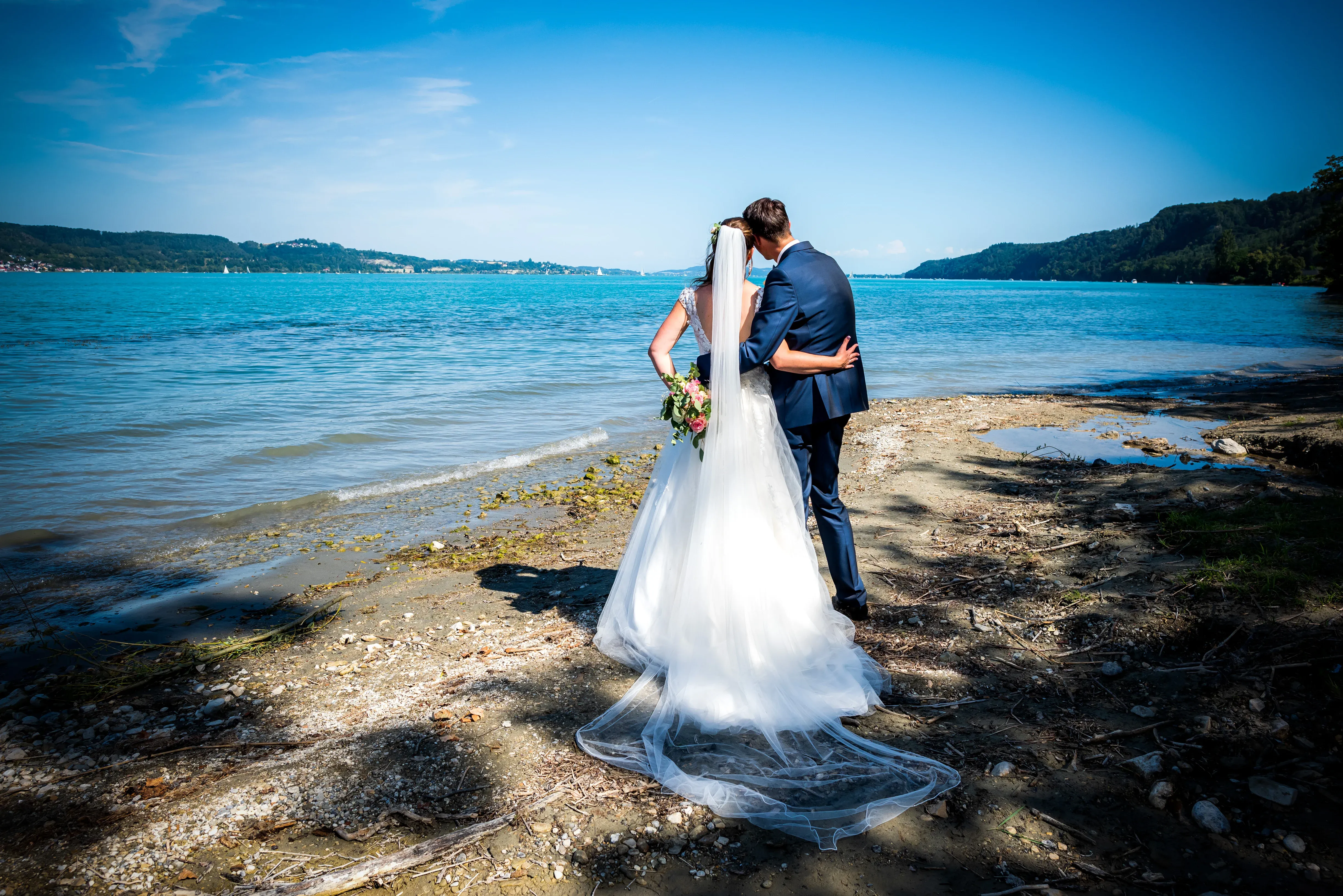 Brautpaar blickt auf vom Bodano auf den Bodensee
