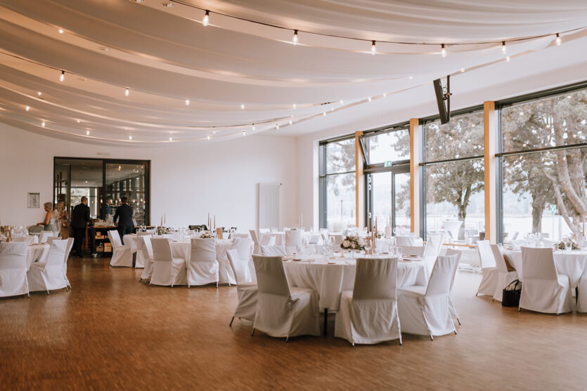 Eventlocation am Bodensee mit gedeckten Tischen