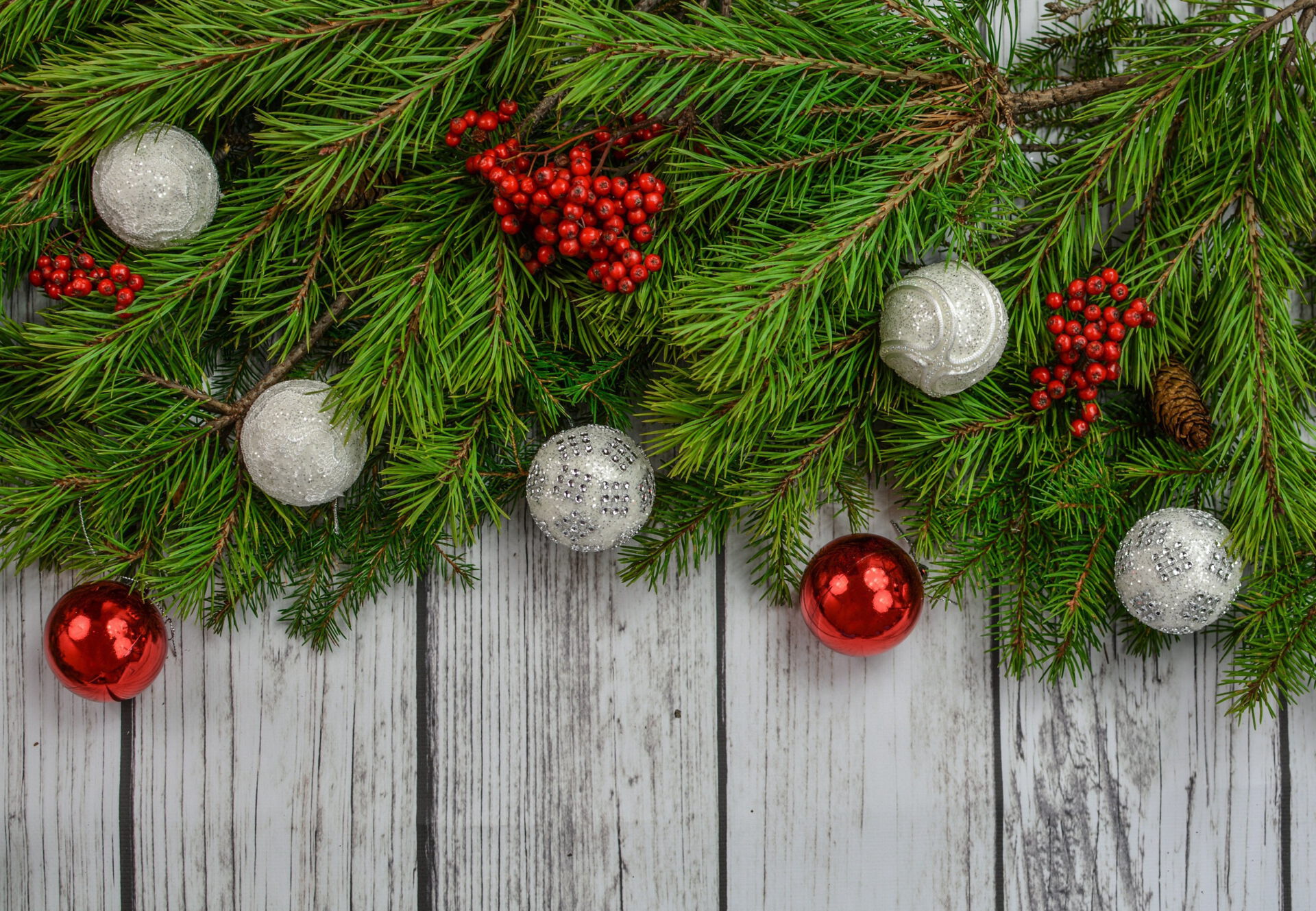 Weihnachtsdeko mit Christbaumkugeln