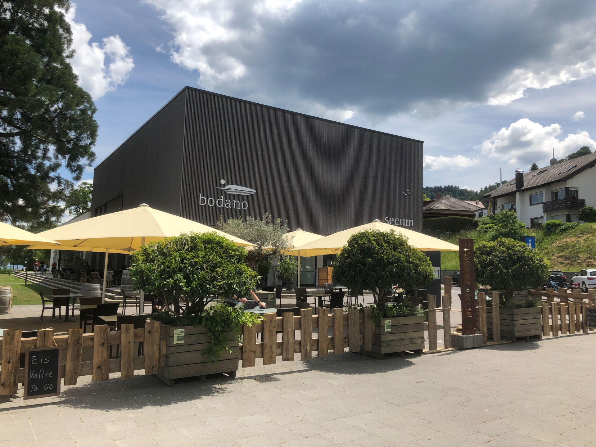 Terrasse mit Schirmen im Bodano in Bodman