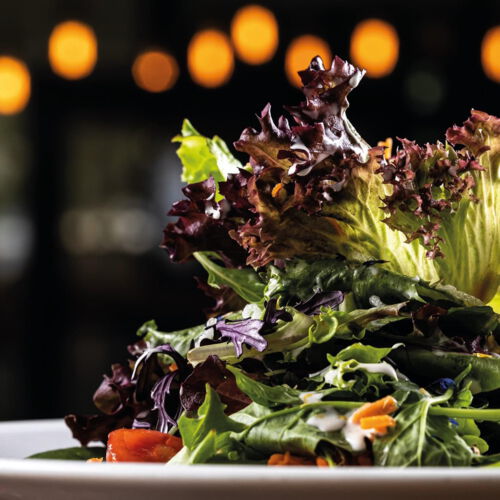 Frische Blattsalate mit Dressing im Bodano in Bodman