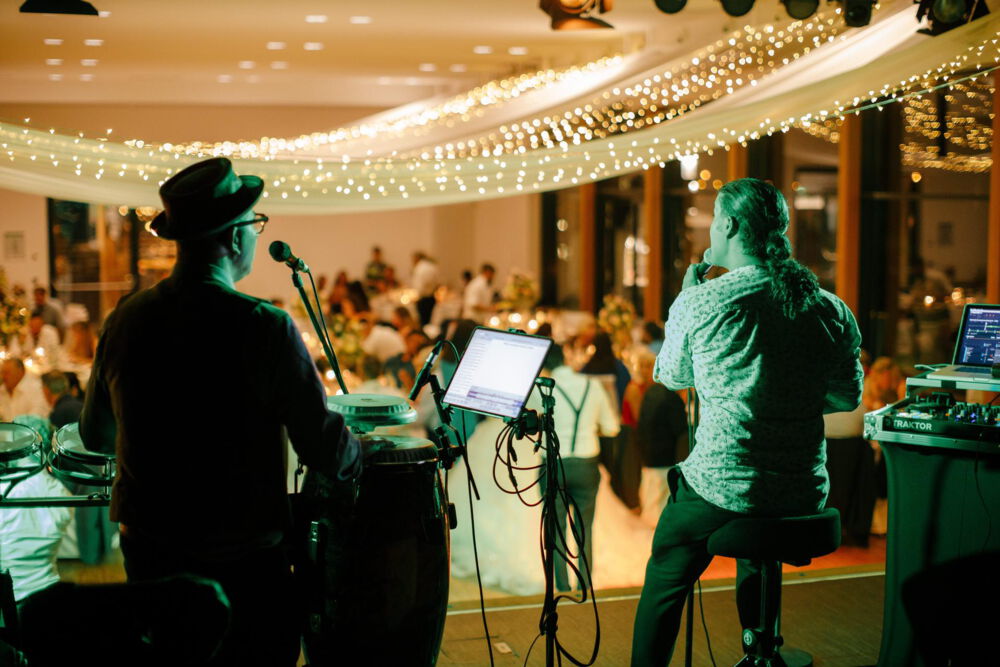 Band spielt von der Bühne an einer Hochzeit
