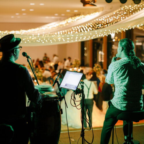 Band spielt von der Bühne an einer Hochzeit