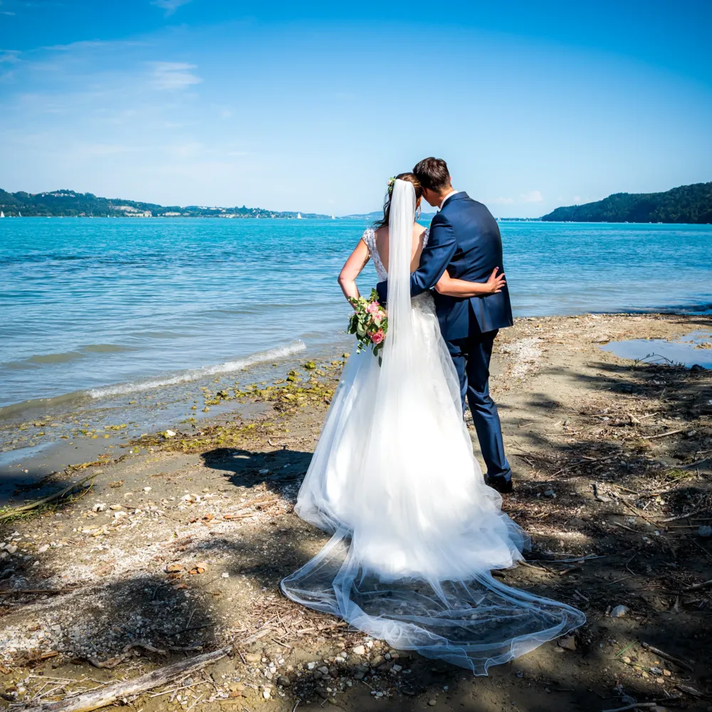 Brautpaar blickt auf vom Bodano auf den Bodensee