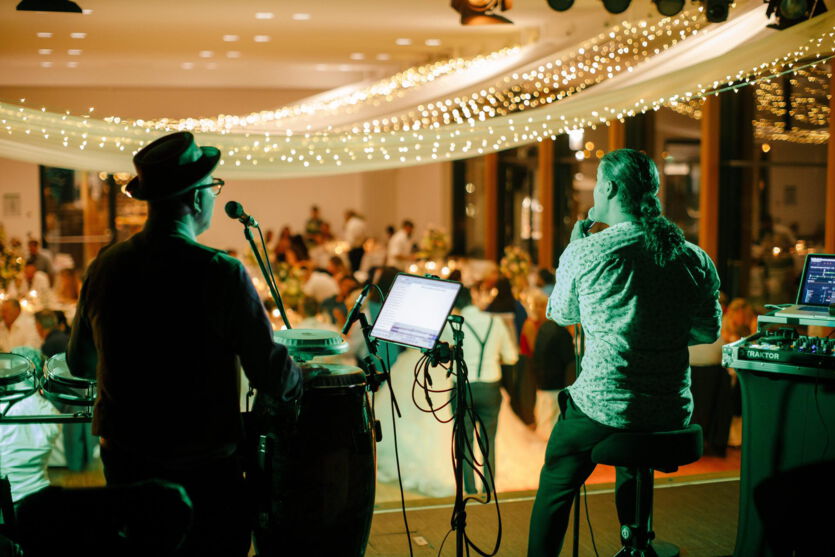 Band spielt von der Bühne an einer Hochzeit