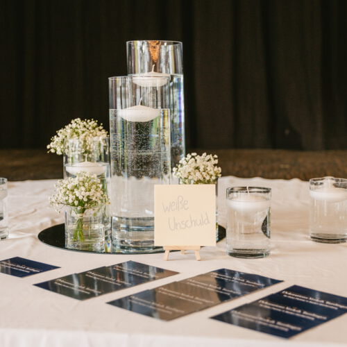 Bühne mit Schildern für die Hochzeit im Bodano in Bodman