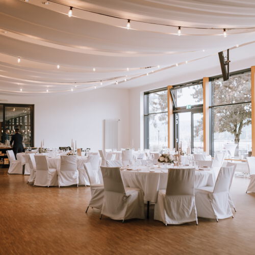 Eventlocation am Bodensee mit gedeckten Tischen